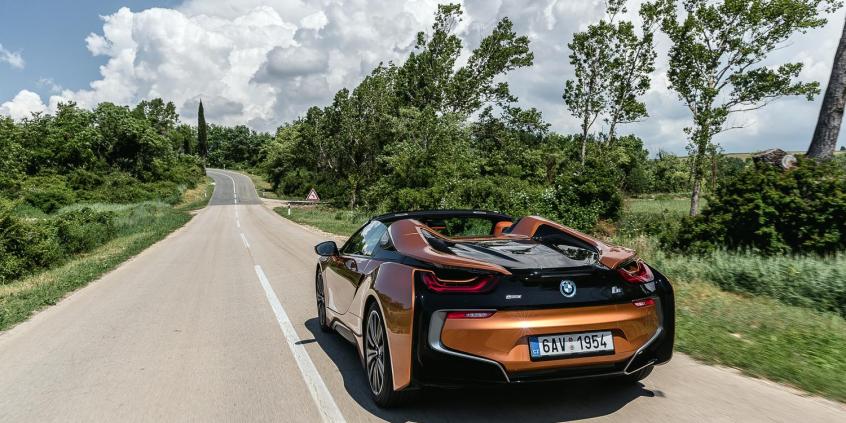 BMW i8 Roadster – supersamochód bez dachu i z trzema cylindrami