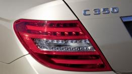 Mercedes C 350 W204 sedan Facelifting - lewy tylny reflektor - włączony