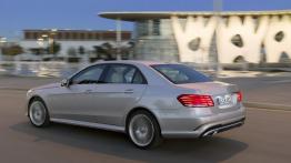 Mercedes E 400 (W212) sedan Facelifting - widok z tyłu