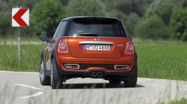 Mini Cooper II S Facelifting - widok z tyłu