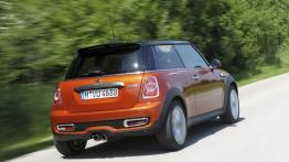 Mini Cooper II S Facelifting - widok z tyłu