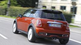 Mini Cooper II S Facelifting - widok z tyłu