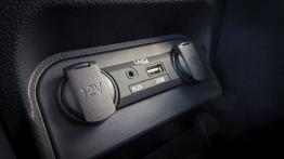 Kia Rio III Sedan Facelifting (2016) - wersja amerykańska - gniazda multimedialne w konsoli