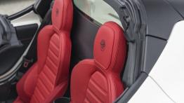 Alfa Romeo 4C Spider White (2016) - wersja amerykańska - zagłówek na fotelu kierowcy, widok z przodu