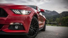 Ford Mustang VI Coupe GT (2015) - wersja europejska - lewy przedni reflektor - włączony