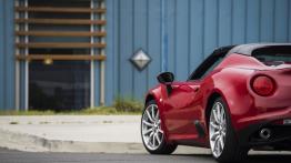 Alfa Romeo 4C Spider Rosso (2016) - wersja amerykańska - tył - inne ujęcie