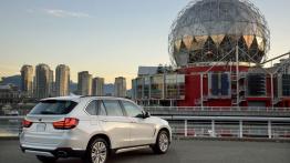 BMW X5 III (2014) xDrive50i - wersja amerykańska - widok z tyłu