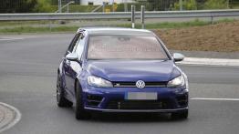 Volkswagen Golf R400 - nuklearny hot hatch