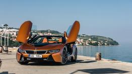 BMW i8 Roadster – supersamochód bez dachu i z trzema cylindrami