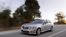 Mercedes E 300 BlueTEC HYBRID - widok z przodu