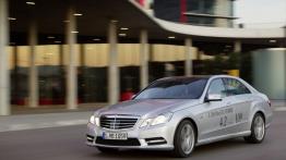 Mercedes E 300 BlueTEC HYBRID - widok z przodu