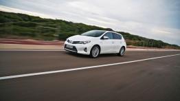 Toyota Auris II Hatchback 5d Hybrid - lewy bok