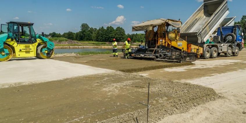 Wakacje nie dla drogowców. Nowe fragmenty autostrad i ekspresówek oraz wakacyjne spowolnienia