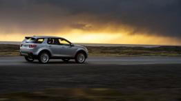 Land Rover Discovery Sport na Islandii - prawy bok