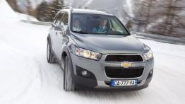 Chevrolet Captiva II - przód - reflektory włączone