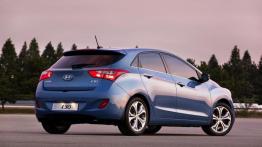 Hyundai i30 II - tył - reflektory włączone