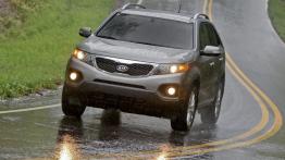 Kia Sorento II - przód - reflektory włączone