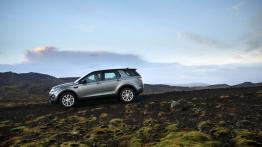 Land Rover Discovery Sport na Islandii - lewy bok