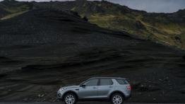 Land Rover Discovery Sport na Islandii - lewy bok