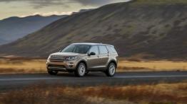 Land Rover Discovery Sport na Islandii - lewy bok