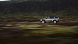 Land Rover Discovery Sport na Islandii - lewy bok