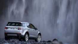 Land Rover Discovery Sport na Islandii - widok z tyłu