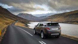 Land Rover Discovery Sport na Islandii - widok z tyłu