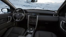 Land Rover Discovery Sport na Islandii - pełny panel przedni