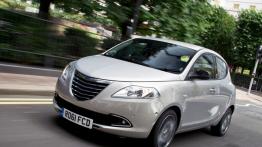 Chrysler Ypsilon - przód - reflektory włączone