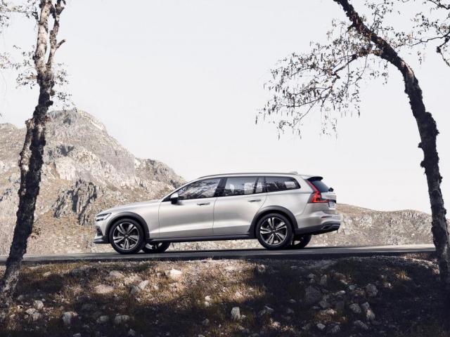 Volvo V60 II Cross Country 2.0 B4 Diesel Mild Hybrid 197KM Od 2020 ...