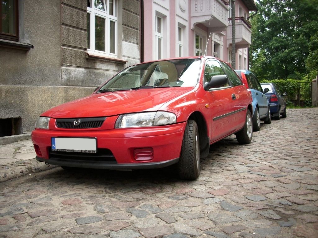 Mazda 323 v