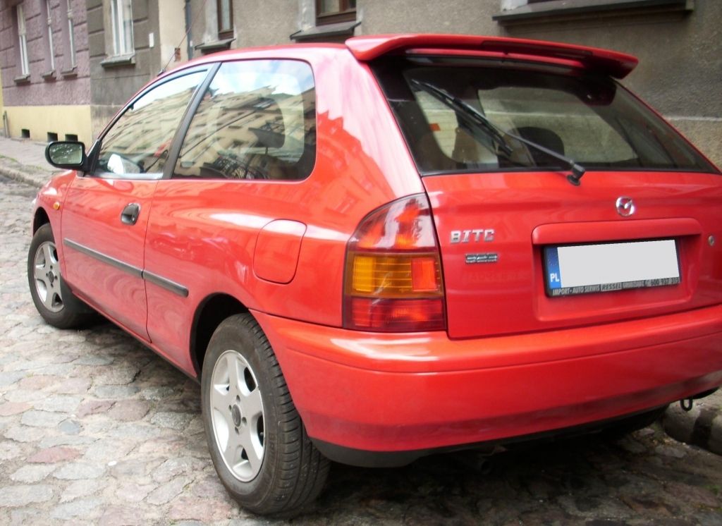 Mazda 323 v