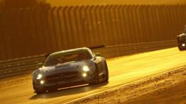 Mercedes SLS AMG GT3 w Dubaju - widok z przodu