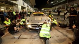 Mercedes SLS AMG GT3 w Dubaju - widok z przodu