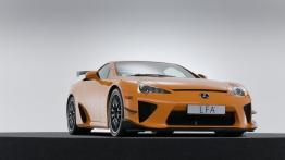 Lexus LFA Nurburgring Edition - przód - reflektory włączone