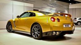 Nissan GT-R Bolt Gold Edition - widok z tyłu