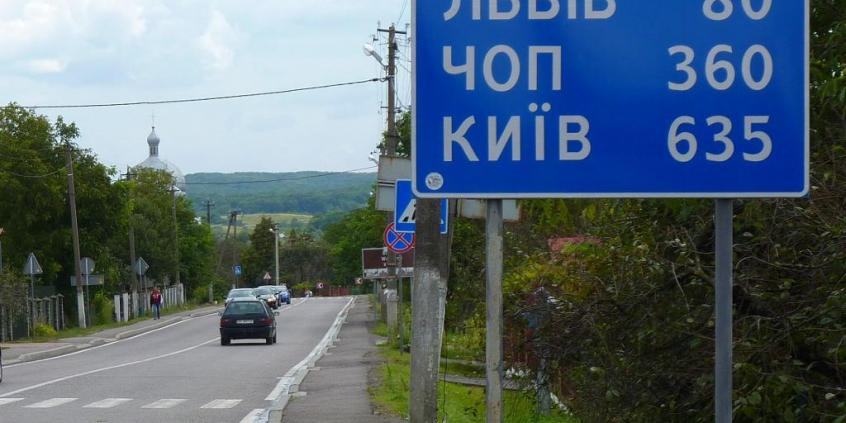 Nazwy zagranicznych miast na znakach będą też po polsku