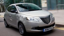 Chrysler Ypsilon - przód - reflektory włączone