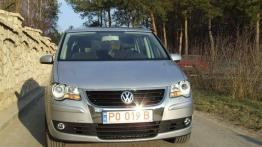 Volkswagen Touran (2007) 2.0 TDI 140 KM - galeria redakcyjna - widok z przodu