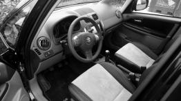 Suzuki SX4 Hatchback Facelifting 1.6 VVT 120KM - galeria redakcyjna - widok ogólny wnętrza z przodu