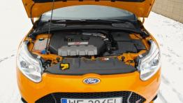 Ford Focus III Hatchback 5d 2.0 EcoBoost 250KM - galeria redakcyjna - maska otwarta