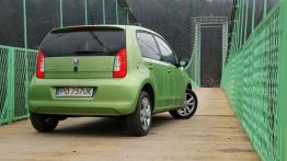 Skoda Citigo 1.0 75 KM - galeria redakcyjna - tył - reflektory włączone