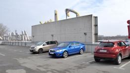 Skoda Octavia RS - na parkingu - galeria redakcyjna - bok - inne ujęcie
