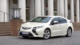 Opel Ampera - wersja przedprodukcyjna - przód - reflektory włączone