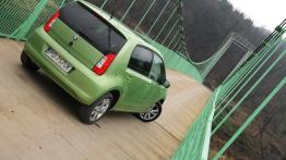 Skoda Citigo 1.0 75 KM - galeria redakcyjna - tył - reflektory włączone