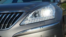 Hyundai Equus II Sedan  KM - galeria redakcyjna - lewy przedni reflektor - włączony