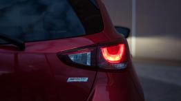 Mazda 2 1.5 Sky-G i-ELOOP - galeria redakcyjna - prawy tylny reflektor - włączony