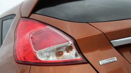 Ford Fiesta VII 5d Facelifting 1.0 EcoBoost 100KM - galeria redakcyjna - lewy tylny reflektor - wyłą