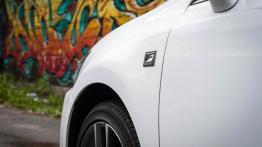 Lexus CT 200h Facelifting 136KM - galeria redakcyjna - emblemat boczny