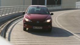 Peugeot 206 XT 1.4 16V (88 KM) - przód - reflektory włączone